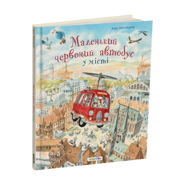 Pequeño autobús rojo en la ciudad